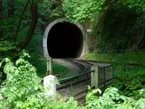 In diesen Tunnel geht es Richtung Miskolz, die Weiche gehört zum Gleisdreieck von Lillafüred, 10.7.16 

Ein Video vom aus dem Tunnel kommenden Zug gibt es hier:
http://www.bahnvideos.eu/video/Ungarn~Schmalspurbahnen~Miskolc+LAEV/20747/die-lok-d02-510-der-waldeisenbahn-laev.html