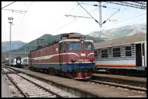 Nach Ankunft des Schnellzuges aus Belgrad im montenegrinischen Endbahnhof Bar fährt hier am 17.5.2017 die Zuglok 461-041 solo in die Abstellung.