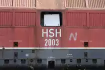 Albanien: Eine V 200 der DB zumindest gibt es hier am 18.5.2017 noch! HSH 2003 steht leicht lädiert vor einem Lokzug, der ausnahmslos aus tschechischen Cmellaks besteht, im Bahnhof Prrenjas nahe der mazedonischen Grenze. Es gibt dort zwar keinen Zugverkehr, aber der Bahnhof ist dennoch mit zwei Bahnern besetzt. Die netten Herren erklärten uns in aller Kürze den Verbleib der letzten V 200, die mit fünf an der Zahl 1989 nach Albanien kamen: Beim Umsturz mit der UCK kam es zu Übergriffen auf das Eisenbahn Gut.Zahlreiche Loks und Wagen wurden zerstört und später verschrottet. Die Lok HSH 2003 aber, die allein in Prrenjas stand, wurde dabei von dem Bahnhofsvorsteher und seinen Leuten heldenhaft verteidigt, so dass sie heute noch lediglich mit ein paar Einschüssen dort verblieben ist. Fahren wird sie sicher nicht mehr! Dazu fehlen zu viele Teile.