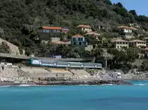 Eine E 464 mit einem Regionalzug am 24.05.2016 unterwegs bei Cervo.