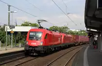 1116 134 + ein weiterer (jedoch abgerüsteter) ÖBB-Taurus durchfahren mit einem KLV-Zug den Bahnhof Mainz-Kastel
am 3. Juni 2017 in südlicher Fahrtrichtung.