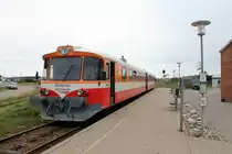 Midtjyske Jernbaner - Lemvigbanen (Vemb - Lemvig - Thyborøn): Ein Dieseltriebzug bestehend aus dem Triebwagen MjbaD Ym 14 und dem Steuerwagen MjbaD Ys 14 (DUEWAG 1983) hält am Nachmittag des 2. Juni 2017 in Thyborøn. Der Zug wird in wenigen Minuten als Zug 316 nach Vemb über Lemvig fahren. - Die Triebzüge und Dieselloks der Lemvigbanen tragen Namen. Der fotografierte Triebzug heißt  Tangen , d.h.  Die Landenge  (oder  Die Landzunge ). - Die Lemvigbanen har vier Triebzüge dieses Typs (Ym + Ys), eines Typs, den es jetzt nur auf dieser Bahn gibt, nachdem er vor einigen Jahren von den anderen dänischen Privatbahnen verschwunden ist. Laut Pressemeldungen werden diese Triebzüge spätestens 2020 ausgemustert werden; ein neues Signalsystem soll dann in Betrieb genommen werden, das nur von den aktuellen Triebzügen verwendet werden kann, falls man es unter hohen Kosten in die Züge einbaut.