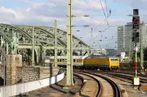 Beim Warten auf die S-Bahn gelang mir zufälligerweise dieser Schnappschuss.
120 160 erreicht mit einem Messzug, von der Hohenzollernbrücke kommend, den Kölner Hauptbahnhof.
Aufnahmedatum: 30. Mai 2017