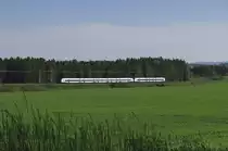 Im Abendlicht des 28.05.2017 rollt der RE Dresden - Hof durch das bayerische Vogtland. Vor etwas mehr als 2 Km haben die beiden Alstom Coradia Continental der MRB (Mitteldeutsche Regiobahn) die Grenze Sachsen - Bayern (ehem. DDR - BRD) überfahren und rollen nun bergab nach Hof Hbf, das nach 10 Kilometern erreicht sein wird.
Bahnstrecke 6362 bei Föhrig.