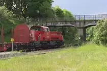 Es hatte nur noch zu einem Nachschuß gereicht. Als wir zwischen Bad Lobenstein und Unterlemnitz den BÜ überquerten zeigte das Einfahrsignal von Unterlemnitz schon Grün.
Als wir am Bahnhof Unterlemnitz angekommen waren brummte der Güterzug nach Saalfeld schon heran. Zuglok war 261 043-4. Die Feldwegbrücke ist schon seit 2 Jahren für den landwirtschaftlichen Verkehr gesperrt, nur noch Fußgänger dürfen die Brücke benutzen.
Bahnstrecke 6709 Wurzbach - Unterlemnitz am 29.05.2017
