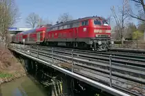 Kurz nach der Abfahrt in Biberach (Riß) zieht 218 409-1 die Wagen des IRE 4215, Stuttgart - Lindau über den Rotbach, der hinter der Brücke in die Riß fließt (28.03.2017).