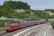 Auf der Fahrt von Lindau nach Stuttgart schiebt 245 037 am 24.05.2017 den IRE 4218 aus dem Bahnhof von Biberach (Riß).