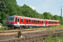 Der bei einem Unfall stark beschädigte 628 426 steht am 03.06.2017 ohne vorderes Drehgestell in Neufahrn (Niederbayern) abgestellt. Am Nachmittag des 01.06. kollidierte der Triebwagen mit einem LKW-Auflieger an einem unbeschranktem Bahnübergang an der Gäubodenbahn zwischen Straubing und Neufahrn. Näheres zu dem zum Glück relativ glimpflich ausgegangenem Unfall unter
http://www.wochenblatt.de/nachrichten/straubing/regionales/Schwerer-Unfall-im-Landkreis-Pendler-Zug-mit-Lkw-kollidiert;art1169,447416

Hersteller: Düsseldorfer Waggonfabrik (DUEWAG)
Fabriknummer: 90363
Abnahmedatum: 01.10.1993
Erst-Bw: Hof
Beheimatung z.Z.d. Aufnahme: Mühldorf
UIC-Nr. z.Z.d. Aufnahme: 95 80 0628 426-8 D-DB
Betreibernr. z.Z.d. Aufnahme: 628 426
ursprüngl. Fahrzeugnr.: 628 426-9
Eigentümer z.Z.d. Aufnahme: DB Regio
Radsatzfolge: 2'B'+2'2'
Vmax (km/h): 120
Leistung (kW): 410
Dienstmasse (t): 67
LüP (mm): 45.400