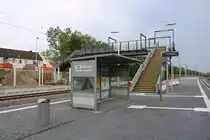 Seit dem 26.5.2017 präsentiert sich der Bahnhof Schkopau nach den über zwei Monate andauernden Bauarbeiten im Rahmen des Projekts  Elektronisches Stellwerk Merseburg  im neuen Gewand und wird wieder von Zügen angefahren bzw. durchfahren. Ein paar Restarbeiten, wie z.B. der Einbau von Aufzügen, der Bau von Bahnsteig 1 und die Errichtung von Lärmschutzwänden, müssen noch erledigt werden. Zu sehen ist das Wartehäuschen und die neue Fußgängerbrücke am Mittelbahnsteig (Gleis 2/3). [3.6.2017 - 8:38 Uhr]