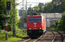 185 596-4  Suzy  von Crossrail  kommt als Lokzug aus Aachen-West(D) nach Mönchengladbach-Hbf und kommt aus Richtung Aachen-Hbf,Aachen-Schanz,Aachen-West,Laurensberg,Richterich,Kohlscheid,Herzogenrath,Palenberg,Zweibrüggen,Frelenberg,Geilenkirchen,Süggerrath,Lindern,Brachelen,Hückelhoven-Baal,Baal und fährt durch Erkelenz in Richtung Herrath,Beckrath,Wickrath,Rheydt-Hbf,Mönchengladbach-Hbf. 
Aufgenommen vom Bahnsteig 1 in Erkelenz. 
Bei Sommerwetter am 17.5.2017.