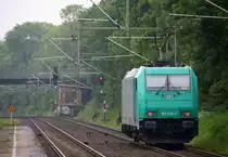 Ein Nachschuss von der 185 615-2 von Crossrail  und kommt als Lokzug aus Aachen-West  nach Krefeld-Hbf und kam aus Richtung Aachen-Hbf,Aachen-Schanz,Aachen-West,Laurensberg,Richterich,Kohlscheid,Herzogenrath,Hofstadt,Finkenrath,Rimburg,Übach-Palenberg,Zweibrüggen,Frelenberg,Geilenkirchen,Süggerath und fuhr durch Lindern in Richtung Brachelen,Hückelhoven-Baal,Baal,Erkelenz,Herrath,Beckrath,Wickrath,Rheydt-Hbf,Mönchengladbach-Hbf. 
Aufgenommen vom Bahnsteig 2 in Lindern. 
Bei Regenwolken am Nachmittag vom 18.5.2017.  