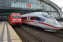 101 053-7 hat am 14.5.2017 mit dem IC143 von Amsterdam Centraal nach Berlin Ostbahnhof den Berliner Hauptbahnhof erreicht. Auf dem Nachbargleis fahren 403 018-5  Münster(Westf)  als ICE856 von Berlin Ostbahnhof nach Köln Hauptbahnhof und 403 016-9  Siegburg  als ICE846 von Berlin Ostbahnhof nach Köln Hauptbahnhof ein.