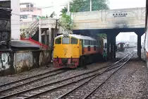 GEK 4013 (Co'Co', de, General Electric, Bj.1963, Fab.Nr. 34862) als eine der zwei Verschubreserven im Bf. Hua Lamphong am 30.Mai 2017.