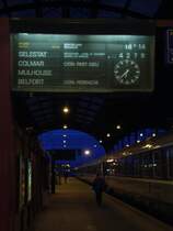 Abendstimmung in der Bahnhofshalle des Stra�burger Hauptbahnhofs.
Soeben hat der Schnellzug 4279 Richtung Lyon endlich gr�nes Licht erhalten und f�hrt mit 23 Minuten Versp�tung los.

03.03.2007 Strasbourg