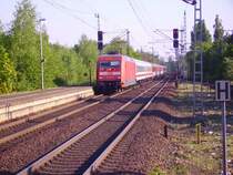 101 123-8 mit EC 370 f�hrt durch Elmshorn. 03.05.07