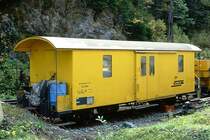 RhB - Xk 9028 IV am 03.10.1990 in Davos Monstein - Materialwagen - 2-achsig mit 2 offenen Plattformen - Baujahr 1913 - SIG - Gewicht 8,27t - Ladegewicht 5,00t - L�P 10,69 m - zul�ssige Geschwindigkeit 55 km/h - �2=28.05.1986 - Lebenslauf: ex F 4043 - 1964 D� 4043 - 11/1998 D� 4052 II historischen Fahrzeug
