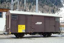 RhB - Xk 9028 V am 17.03.2000 in Zernez - Materialwagen - 2-achsig mit 1 offenen Plattform - Baujahr 1913 - Reich - Gewicht 6,92t - Ladegewicht 12,00t - L�P 8,49 m - zul�ssige Geschwindigkeit 80 km/h - �2=02.11.1998 - Lebenslauf: ex K1 5603 - 1969 Gbk-v 5603 - 12/1998 Xk 9028 V.
