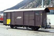 RhB - Xk 9028 V am 17.03.2000 in Zernez - Materialwagen - 2-achsig mit 1 offenen Plattform - Baujahr 1913 - Reich - Gewicht 6,92t - Ladegewicht 12,00t - L�P 8,49 m - zul�ssige Geschwindigkeit 80 km/h - �2=02.11.1998 - Lebenslauf: ex K1 5603 - 1969 Gbk-v 5603 - 12/1998 Xk 9028 V.
