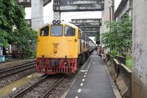 GEK 4050 (Co'Co', de, General Electric, Bj.1966, Fab.Nr. 35956) am 30.Mai 2017 mit dem ORD 211 in der Bang Khen Station.