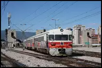 VT 712-103 war der einzige Altbau Triebwagen, der am 19. und 20.5.2017 zu sehen war. Am 19.05.2017 fährt er hier gerade als IR 651 um 16.41 Uhr aus dem Hauptbahnhof Skopje nach Kocani ab. Der Zug war voll besetzt.