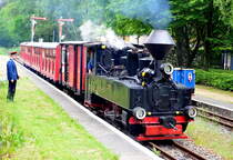 Cottbuser Parkeisenbahn K44.3 99 0001 unter Dampf. Hier am Haltepunkt Bahnhof Zoo. Die Lok hat Gew. Lok: 11,4t,  Br.Gew.: 9,1 t, Wasser: 1,1m³,  Kohle:  0,7 t. Hergestellt von Linke-Hofmann-Werke Breslau um 1918.  Gesehen am 19.05.2017.