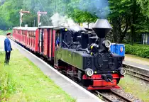 Cottbuser Parkeisenbahn K44.3 99 0001 unter Dampf. Hier am Haltepunkt Bahnhof Zoo. Die Lok hat Gew. Lok: 11,4t,  Br.Gew.: 9,1 t, Wasser: 1,1m³,  Kohle:  0,7 t. Hergestellt von Linke-Hofmann-Werke Breslau um 1918.  Gesehen am 19.05.2017.