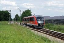 DB: Dieselbetrieb im Allgäu.
Die BR 642 von REGIO DB.
Zusammentreffen von Nostalgie und Zukunft bei Stetten Schwaben. Sehr bald sind solche Aufnahmen nicht mehr möglich. Am 1. Juni 2017 wurde der 642 158 als RB nach Memmingen bei Stetten Schwaben aufgenommen beim Passieren der Flügelsignale. Zur Zeit ist der Umbau dieser Strecke auf den elektrieschen Betrieb voll im Gange und in Zukunft werden in Stetten nur noch elektrische Züge ein- und ausfahren. Bereits produzieren die Sonnenkollektoren rechts im Bild die erneuerbare Energie.
Foto: Walter Ruetsch