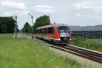 DB: Dieselbetrieb im Allgäu.
Die BR 642 von REGIO DB.
Zusammentreffen von Nostalgie und Zukunft bei Stetten Schwaben. Sehr bald sind solche Aufnahmen nicht mehr möglich. Am 1. Juni 2017 wurde der 642 158 als RB nach Memmingen bei Stetten Schwaben aufgenommen beim Passieren der Flügelsignale. Zur Zeit ist der Umbau dieser Strecke auf den elektrieschen Betrieb voll im Gange und in Zukunft werden in Stetten nur noch elektrische Züge ein- und ausfahren. Bereits produzieren die Sonnenkollektoren rechts im Bild die erneuerbare Energie.
Foto: Walter Ruetsch