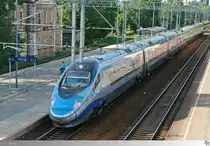 Intercity Triebwagen 370 134 der PKP durchfährt am Abend des 2. Juni 2017 den Bahnhof Piotrków Trybunalski.