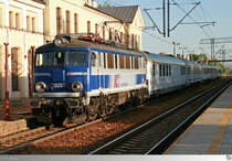 EP08-011 beschleunigt am Abend des 2. Juni 2017 Ihren Intercity in Richtung Warschau im Bahnhof Piotrków Trybunalski.