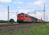 151 029-6 mit Schiebewand- und Schiebeplanwagen in Fahrtrichtung Wunstorf. Aufgenommen in Dedensen-Gümmer am 29.07.2015.