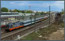 242 517 von Hectorrail zieht am 08.04.2017 den Locomorezug 1819 nach Stuttgart am derzeit im Umbau befindlichen Bahnhof Warschauer Straße vorbei. 