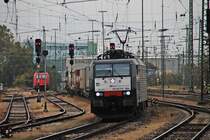 Durchfahrt am 14.10.2015 von MRCE/SBB Cargo ES 64 F4-084 (189 984-8)  SBB Cargo Inbternational  mit einem Containerzug über Gleis 1 durch den Badischen Bahnhof von Basel in Richtung Rangierbahnhof Muttenz.
