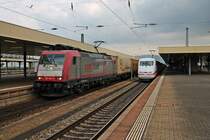 Während ein ICE 1 am Bahnsteig in Basel Bad Bf stand, fuhr am 14.10.2015 die Beacon Rail/Crossrail 185 594-9 mit einem Containerzug nach Aachen West/Belgien durch den Badischen Bahnhof in Richtung Weil am Rhein.