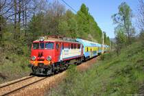 EU07-516 mit Personenzuh nach Żywiec in Pietrzykowice am 03.05.2007.