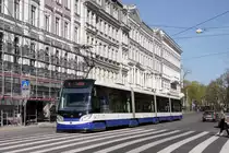 Niederflur-GTw Škoda 15T 58066 der Rigaer Straßenbahn befährt am 13.05.2017, aus der Z.A. Meierovica Bulvaris kommend, den breitesten Zebrastreifen, den ich je gesehen habe.