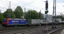482 018-9 von der SBB-Cargo  kommt aus Richtung Köln,Aachen-Hbf,Aachen-Schanz mit einem langen Containerzug aus Gallarate(I) nach Antwerpen-Oorderen(B) und fährt in Aachen-West ein. 
Aufgenommen vom Bahnsteig in Aachen-West.
 kommt aus Richtung Köln,Aachen-Hbf,Aachen-Schanz mit einem langen Containerzug aus Gallarate(I) nach Antwerpen-Oorderen(B) und fährt in Aachen-West ein. Aufgenommen vom Bahnsteig in Aachen-West.