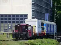 Die Köf (323-3) steht in Aachen-West.
Aufgenommen vom Bahnsteig in Aachen-West.  
Bei Sonnenschein am Mittag vom 20.5.2017.