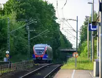 Die Euregiobahn (RB20) aus Stolberg-Rheinland-Hbf nach Stolberg-Altstadt(Rheinland) und kamm die Kohlscheider-Rampe hoch aus Richtung Herzogenrath und hilt in Kohlscheid und fährt in Richtung Richterich,Laurensberg,Aachen-West,Aachen-Schanz,Aachen-Hbf. Aufgenommen von Bahnsteig 1 in Kohlscheid. 
Bei schönem Sonnenschein am Abend vom 21.5.2017.