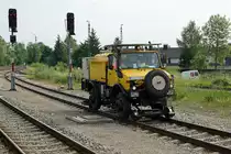 DB: Dieselbetrieb im Allgäu.
Zweiwegfahrzeug für den Bahndienst.
Normalerweise stehen die Nutzfahrzeuge der Marke Mercedes Unimog häufiger auf Strassen als auf Schienen im Einsatz.
Am 2. Juni 2017 stand dieses Fahrzeug in Kempten im Dienst der Unkrautbekämpfung.
Foto: Walter Ruetsch