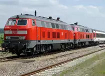 DB: Dieselbetrieb im Allgäu.
Abschied von der BR 218.
Die formschönen Diesellokomotiven der BR 218 mit Baujahr 1968 stehen bereits bald 50 Jahre im Einsatz. Abgelöst werden sie demmächst schrittweise durch die neue BR 245 von Bombardier.
Zum Glück bleiben sie uns auf Modellbahnanlagen und hoffentlich auch unter Bahnbilder.de noch lange Zeit erhalten.
Das Abschiedsportrait aus meiner Hand ist bei trauriger Stimmung am 1. Juni 2017 anlässlich der Bahnhofsdurchfahrt Sontheim Schwaben entstanden. Mit ihrem  Supersound  befanden sich die beiden 218er mit einem EC bestehend aus Schweizerwagen auf der Fahrt nach München.
Foto: Walter Ruetsch   