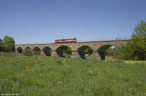 Triebwagen 810 mit Btax Wagen (ČD) als Personenzug Liberec-Zittau, Br�cke zwischen Zittau und Poraj�w �ber Lausitzer Nei�e, 29.04.2007.
