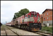 Der Lokführer freute sich sehr über die Fotografen, die ihn hier bei der Ausfahrt in Bardh i Madh im Bild festhielten. Mit seiner 2620-016 kam er hier am 21.5.2017 um 13.50 Uhr mit dem TL 4200 aus Pec und war unterwegs nach Pristina.
