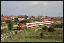 2620-016 hat hier am 21.5.2017 um 16.53 Uhr den IC 761 nach Pec am Haken und hat gerade den Bahnhof Bardh i Madh verlassen.