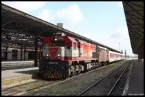 Diesellok 2620-016 ist hier am 21.5.2017 um 15.12 Uhr mit dem Personenzug aus Peji in Fuhse Kosove angekommen und fährt nun weiter zum Endbahnhof Pristina Stadt.