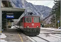 Die SBB Re 4/4 II 11194 fährt in Varzo mit einem IR von Domodossoal nach Brig durch.
14. Jan. 2017