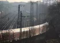 Bei einer Radtour durch Köln bot sich mir ein etwas anderer Blick auf den Bahnhof Köln West. Gerade fährt ein RE 5 (Wesel - Koblenz Hbf) vorbei.

Köln West, 14. Februar 2017