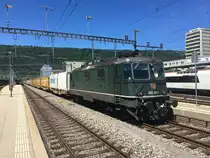 Re 4/4 III 11364 | 430 364-0 mit meinem Postzug Daillens-H�rkingen beim Halt in Biel/Bienne, 08.06.2017.