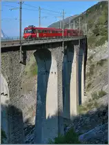 Ein BLS Regionalzug in Originalfarben und Beschriftung der übernommen RM auf dem Luogelkin Viadukt bei Hohtenn.
12. April 2007