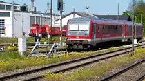 Während 928 639 am östlichen Stumpfgleis am Bahnsteigende steht (stark rangezoomt vom Bahnsteig), steht 363 711-3 abgestellt vor dem Hilfsgerätewagen in Mühldorf 10.05.2017